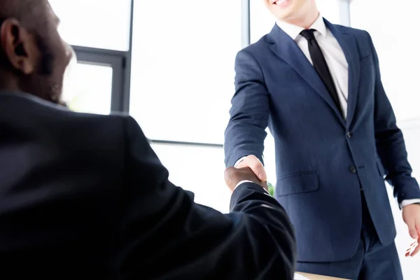 Empresarios dándose la mano - foto de stock