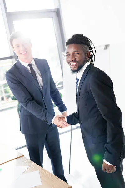 Empresarios dándose la mano - foto de stock