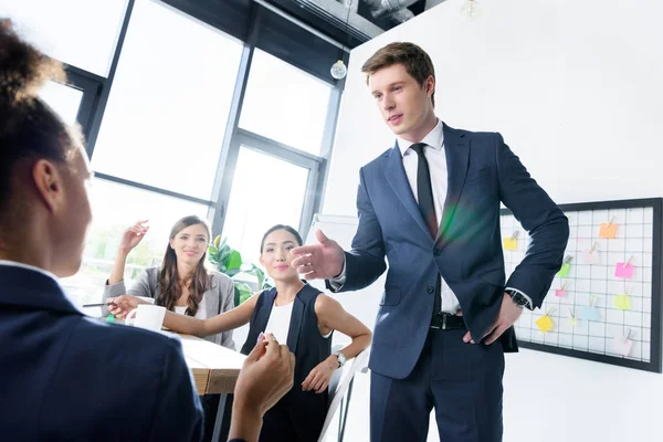 Geschäftsleute bei Treffen im Büro — Stockfoto