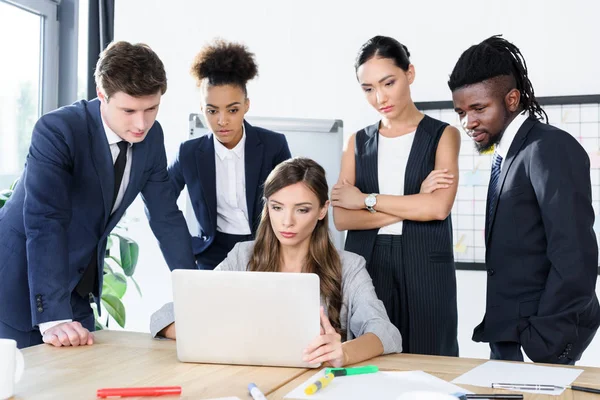 Colegas multiétnicos que tienen reunión de negocios - foto de stock