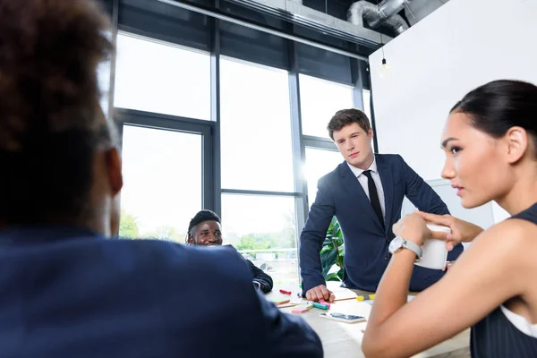 Jovens empresários em reunião — Fotografia de Stock