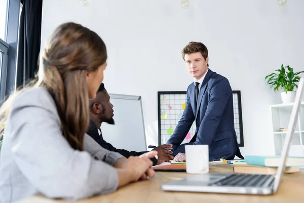 Jóvenes empresarios en la reunión - foto de stock