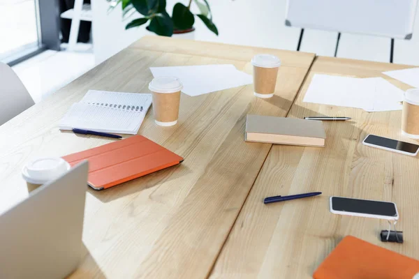 Dispositivos digitais e café para ir na mesa — Fotografia de Stock