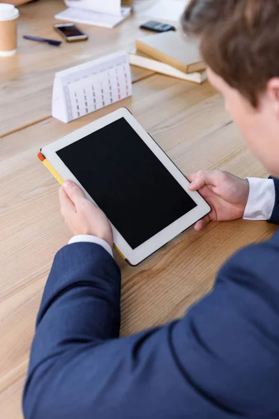 Geschäftsmann mit Tablet am Arbeitsplatz — Stockfoto