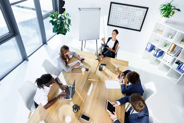 Empresários multiculturais em reunião — Fotografia de Stock