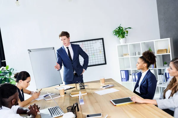 Gente de negocios multicultural en la reunión — Stock Photo