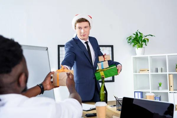 Businessman presenting gift to colleague — Stock Photo