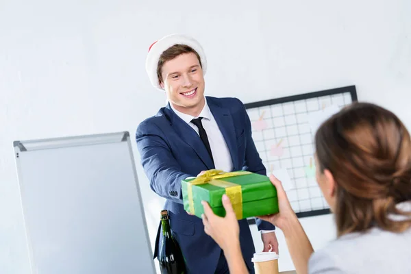 Hombre de negocios presentando regalo a colega - foto de stock