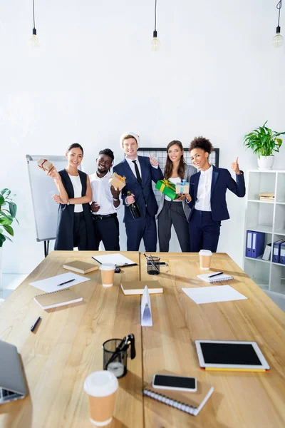 Gente de negocios con regalos en la oficina - foto de stock