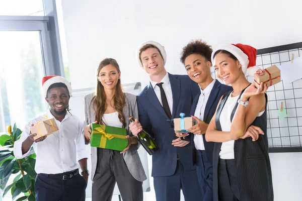 Geschäftsleute mit Geschenken im Amt — Stockfoto