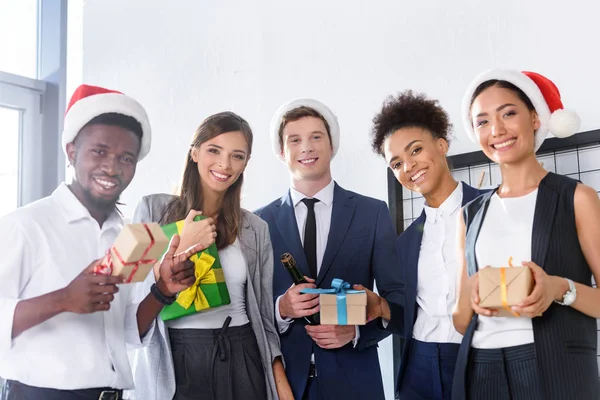 Gente de negocios con regalos en la oficina - foto de stock