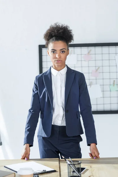 Confiante femme d'affaires afro-américaine — Photo de stock
