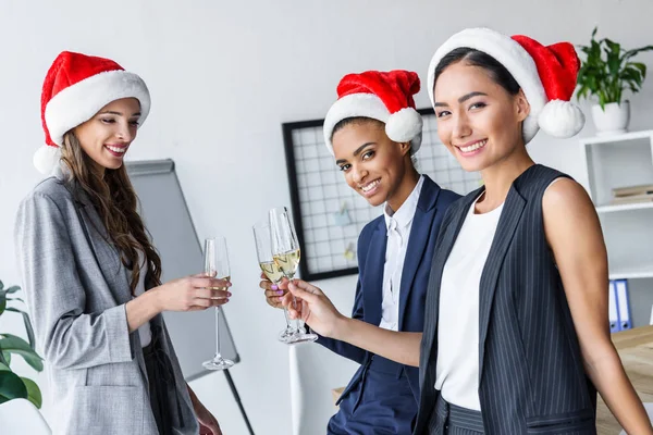 Mujeres de negocios bebiendo champán en la oficina - foto de stock