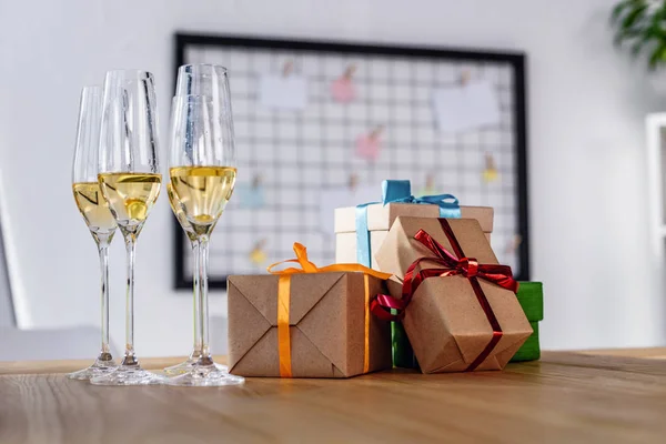 Copas de champán y cajas de regalo - foto de stock