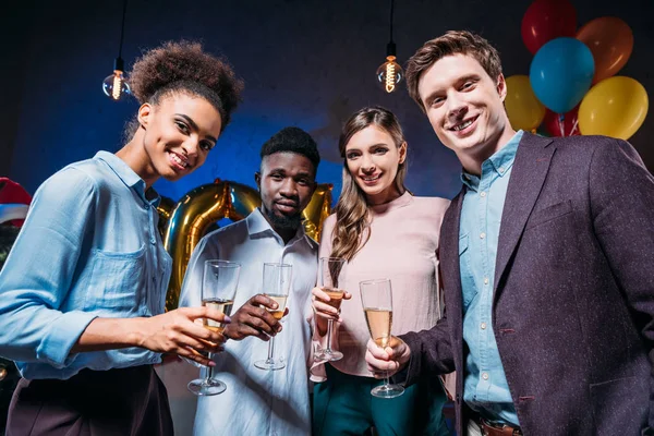 Amigos bebiendo champán - foto de stock