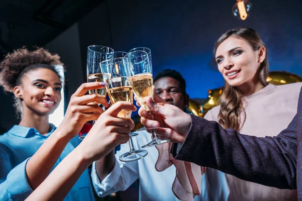 Amici che bevono champagne — Foto stock