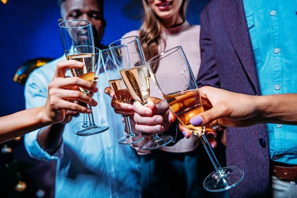 Amici che bevono champagne — Foto stock