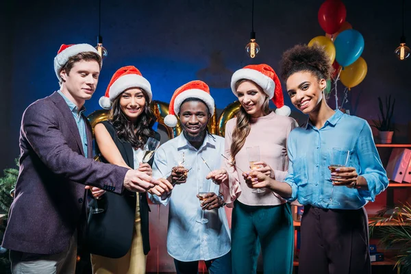 Amigos multiétnicos en la fiesta de año nuevo - foto de stock