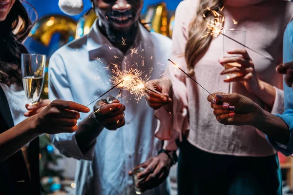 Freunde feiern Neujahr mit Wunderkerzen — Stockfoto