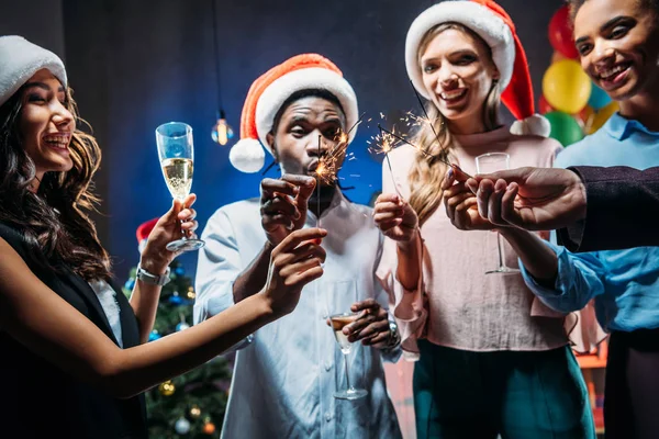 Freunde feiern Neujahr mit Wunderkerzen — Stockfoto
