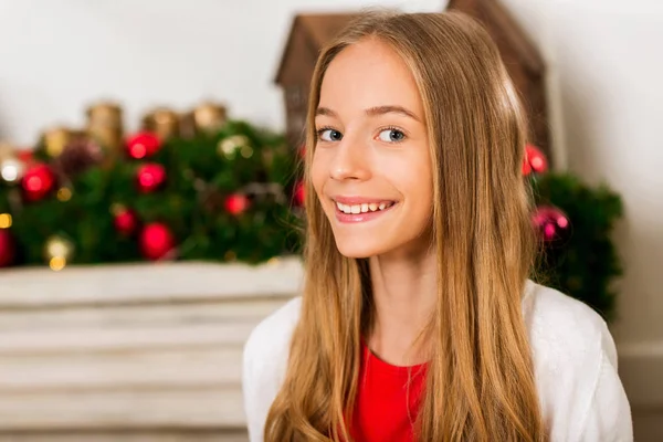 Chica en la habitación decorada de Navidad - foto de stock
