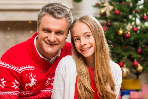Embracing father and daughter — Stock Photo