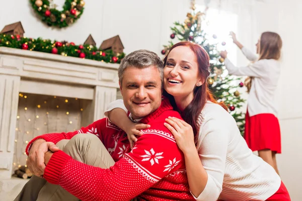 Reifes Paar umarmt sich an Weihnachten — Stockfoto