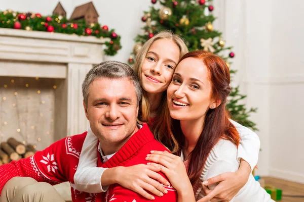 Familia abrazando en Navidad — Stock Photo