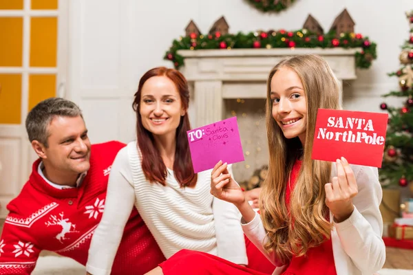 Famille avec lettres pour père Noël — Photo de stock