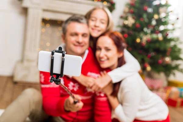 Famille prendre selfie sur noël — Photo de stock