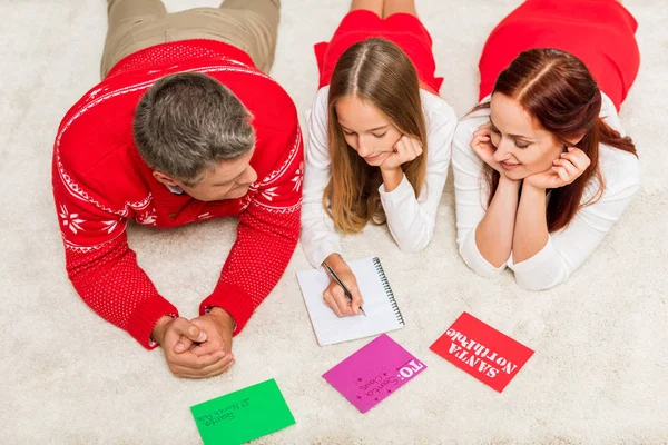 Família em chapéus de santa — Fotografia de Stock