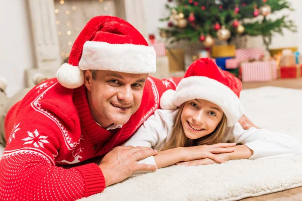 Père et fille dans des chapeaux de Père Noël — Photo de stock