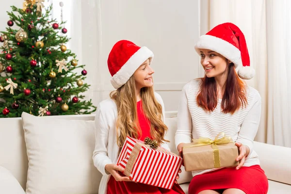 Madre e hija con regalos de Navidad - foto de stock