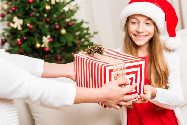 Mutter überreicht Weihnachtsgeschenk für Tochter — Stockfoto