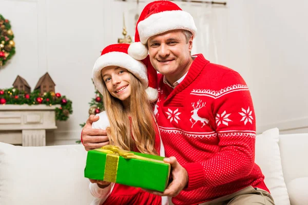 Pai e filha com presente de Natal — Fotografia de Stock