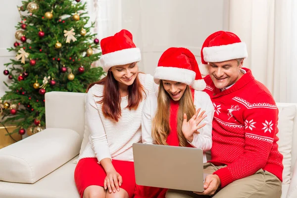 Família fazendo chamada de vídeo no Natal — Fotografia de Stock