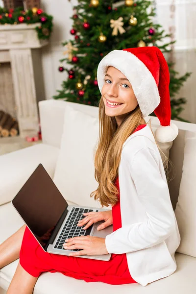 Menina adolescente usando laptop — Fotografia de Stock