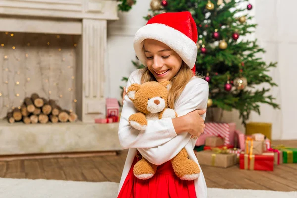 Adolescente avec ours en peluche — Photo de stock