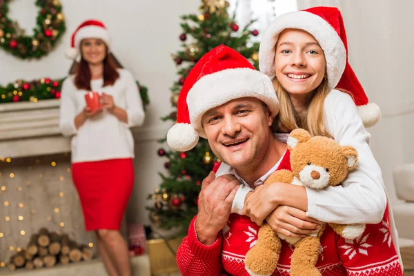 Glückliche Familie feiert Weihnachten — Stockfoto