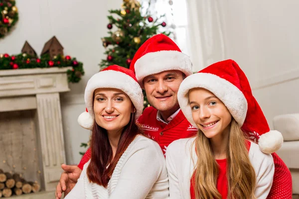 Felice famiglia che celebra il Natale — Foto stock