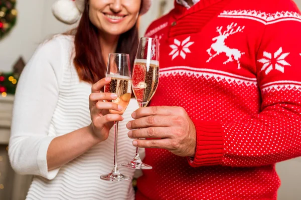 Couple clinking glasses — Stock Photo