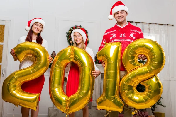 Familia con globos de año nuevo - foto de stock