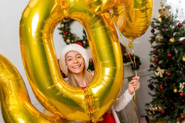 Дівчина-підліток з новорічними кульками — стокове фото