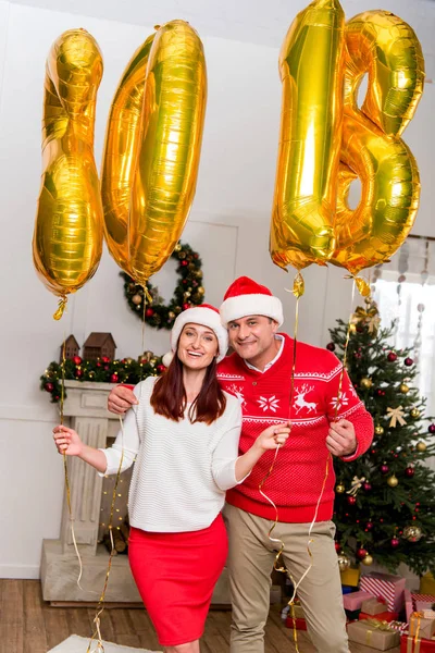 Casal maduro com balões — Fotografia de Stock