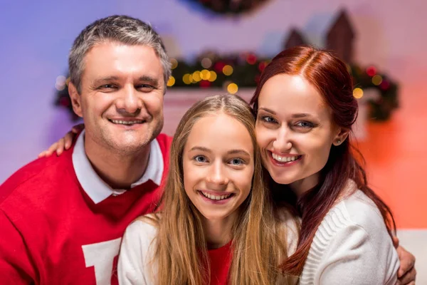 Heureuse famille à Noël — Photo de stock