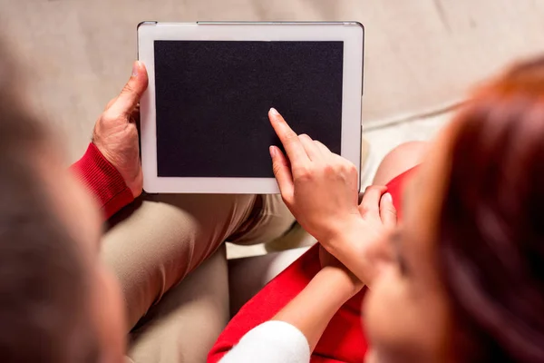 Paar nutzt Tablet — Stockfoto