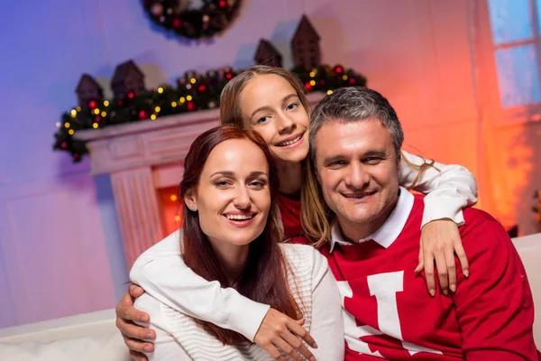 Feliz familia en Navidad - foto de stock