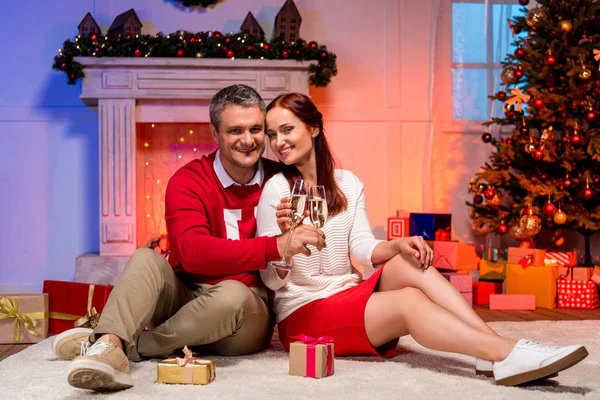 Mature couple clinking champagne glasses — Stock Photo