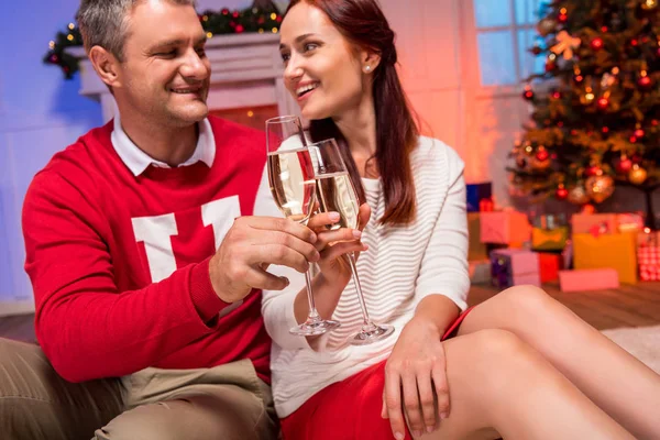 Mature couple clinking champagne glasses — Stock Photo