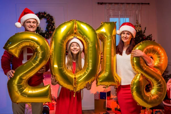 Familia feliz con globos de año nuevo - foto de stock